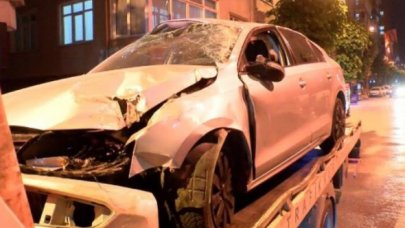 Küçükçekmece'de kontrolden çıkan otomobil halı sahaya girdi