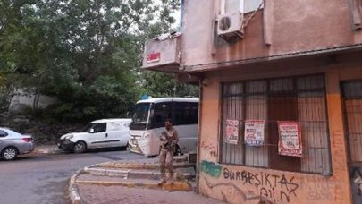 Operasyondaki polisi gördü, uyuşturucuyu pencereden attı