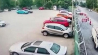 Zeytinburnu'nda otomobilin çarptığı bisikletli ağır yaralandı