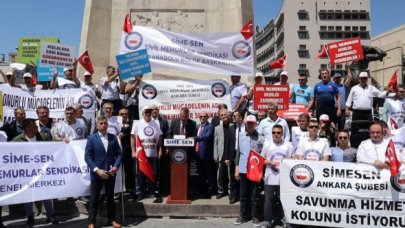 Geçinememekten şikayet eden sivil memurlar bordro yaktı!