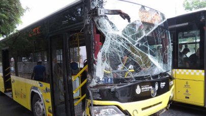 İETT otobüsü ve 3 tur otobüsü kazaya karıştı: 3 yaralı