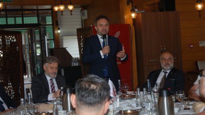 Şarkı yerine küfür edildi