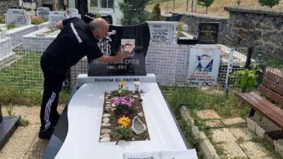 Mezar taşına sarılıyorum!