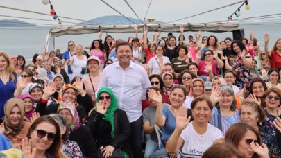 Maltepeli kadınlar tekne turunda