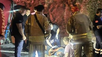 Pendik’te üzüm yüklü kamyon devrildi: 2 yaralı var