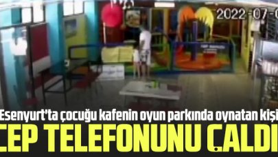 Esenyurt'ta çocuğu kafenin oyun parkında oynatan kişi cep telefonunu çaldı