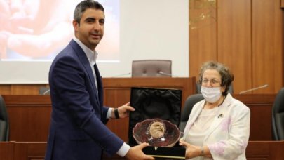 Kartallı kadınlar, ‘Aile Okulu’ eğitim sertifikalarını, Başkan Gökhan Yüksel’in elinden aldı