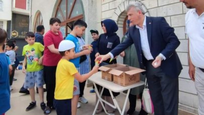 AK Parti'den çocuklara dondurma ikramı