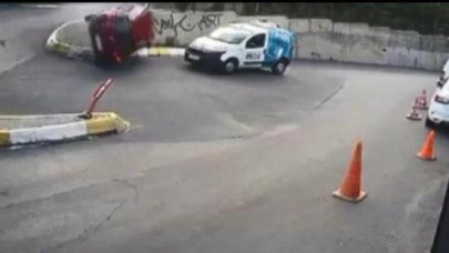 Sarıyer'de virajı alamayan otomobil karşıdan gelen araca çarptı