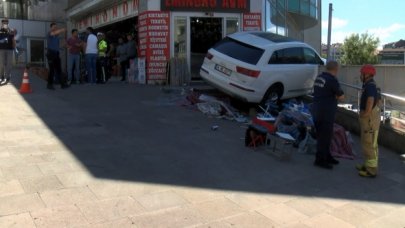 Kaldırımdaki iki kadını ezdi