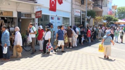 Büyükada'da tatilci yoğunluğu
