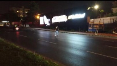 Akan trafikte arabaların arasında yürüyen kişi canını hiçe saydı