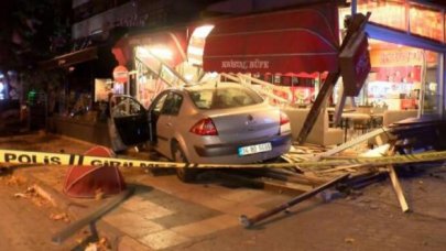 Kadıköy'de otomobil büfeye daldı