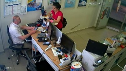 Müşteri gibi geldi telefonu çaldı gitti