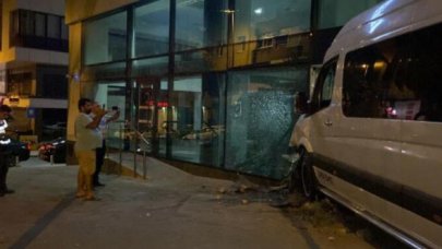 Öksürük krizi tutunca minibüsle banka şubesine girdi