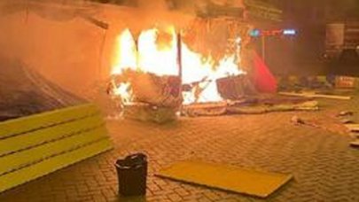 Bakırköy'de kitap evinin önündeki kitaplar alev alev yandı