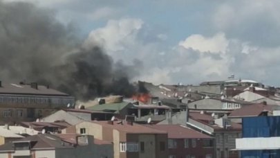 Sultangazi'de çatı yangını