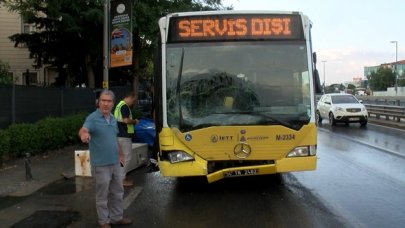 Üsküdar’da İETT otobüsü elektrik panosu ve direğe çarptı