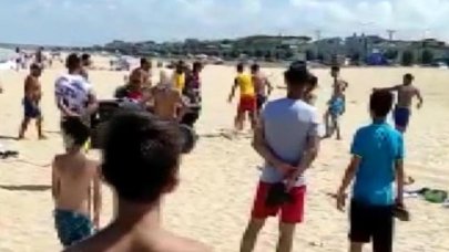 Arnavutköy'de denize girenler uyarıda bulunan cankurtaranlarla kavga etti