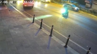 Tuzla'da motosikletlinin üzerine süren servis şoförü kamerada