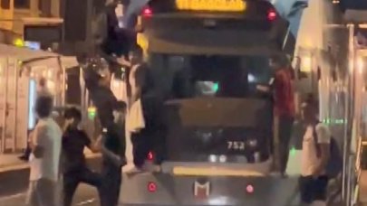 Fatih'te çocukların tramvayda tehlikeli yolculuğu kamerada