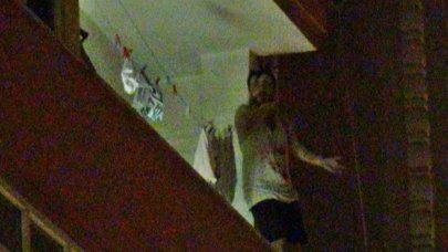 Silivri'de eşiyle tartışıp elindeki bıçakla kendini balkona kilitledi