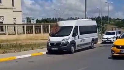 Bağcılar'da servis minibüsü alev alev yandı