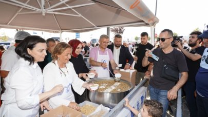 Üsküdar meydanında aşure ikram edildi