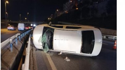 Kağıthane'de otomobil takla attı: 2 yaralı