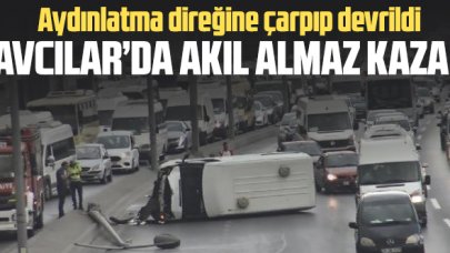 Avcılar'da aydınlatma direğine çarpan minibüs devrildi