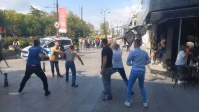 Kadıköy'de bıçaklı kavga kamerada