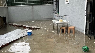 Avcılar Kaymakamlığı bahçesinden taşan su duvarı yıkarak evi bastı