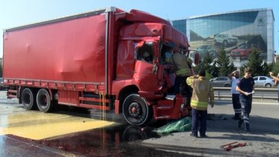 Sultanbeyli'de iki kamyon çarpıştı: 1 ölü