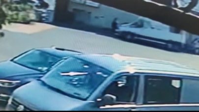 Başakşehir'de yol kenarında yürürken minibüs çarptı