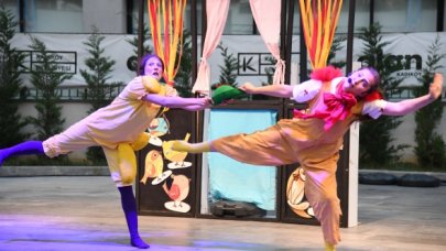 Mahallede tiyatro var