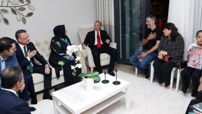 Cumhurbaşkanı Erdoğan, kentsel dönüşüm projesinde hak sahibi ailenin evine misafir oldu