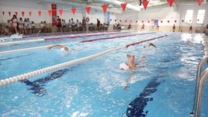 Eyüpsultan yüzme öğretiyor