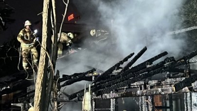 Sancaktepe'de tek katlı gecekondu alev alev yandı