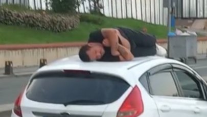 Üsküdar'da ilginç görüntü, otomobilin üzerinde uyudu