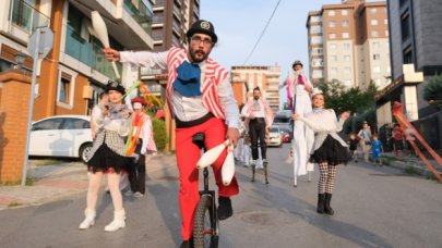 Sokakta festival var