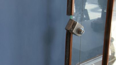 Balat'ta kilidini kırıp girdiği kafeye zarar verdi