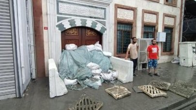Esenyurt'ta camiye su baskınına karşı kum torbalı önlem