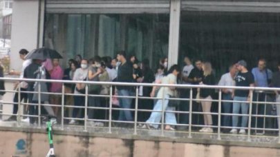 Üsküdar'da yağmura hazırlıksız yakalananlar zor anlar yaşadı