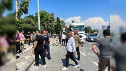 Kartal'da hafriyat kamyonu skuter yüklü araca çarptı