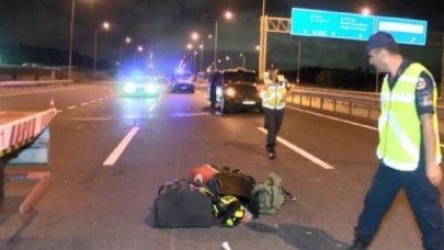 Kaza yapan motosikletteki Türk bayrağını gören jandarma önce öptü sonra ekip aracına koydu