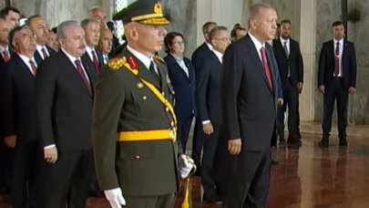 Devlet erkanı Büyük Zafer'in 100'üncü yılında Ata'nın huzurunda