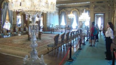 Dolmabahçe Sarayı’nın 166 yıllık kristal şamdanlarına özel bakım