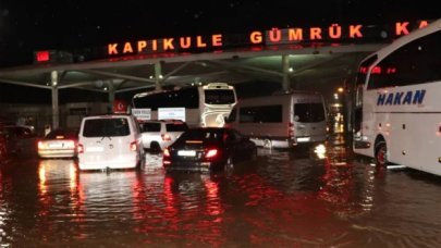 Kapıkule Gümrük Sahası'nı sel vurdu: Araçlar mahsur kaldı