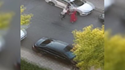 Esenyurt'ta sokak ortasında kadına saldırı kamerada