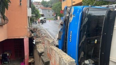 Üsküdar’da kamyon devrildi